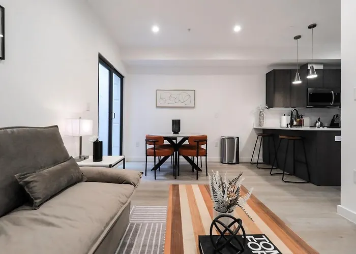 Unit 1 Stylish Studio With King Bed And Sofa Bed